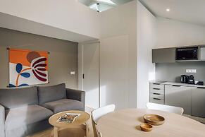 Lisbon Oriente Suites by Olala Homes