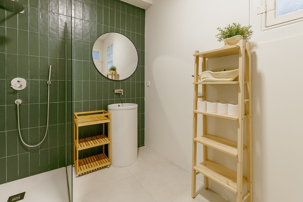 Urban Refuge 4BD by Vacationy