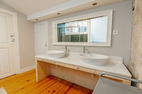 Urban Refuge 4BD by Vacationy