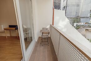 Urban Refuge 4BD by Vacationy