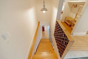 Urban Refuge 4BD by Vacationy