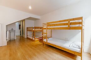 Urban Refuge 4BD by Vacationy