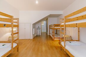 Urban Refuge 4BD by Vacationy