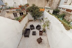 Urban Refuge 4BD by Vacationy