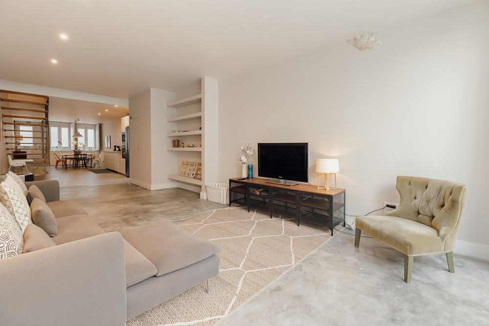 Urban Refuge 4BD by Vacationy