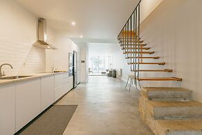 Urban Refuge 4BD by Vacationy