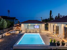 Villa Ballat With Heated Pool