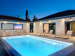 Villa Ballat With Heated Pool