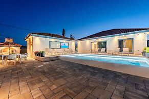Villa Ballat With Heated Pool