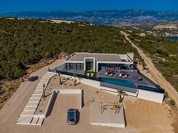 Modern Villa Porta in Novalja