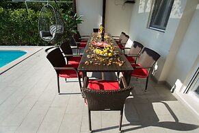 Beachfront Holiday Home With Pool Mami