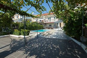Beachfront Holiday Home With Pool Mami