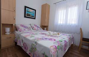 Beachfront Holiday Home With Pool Mami