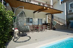 Beachfront Holiday Home With Pool Mami