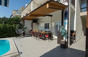 Beachfront Holiday Home With Pool Mami