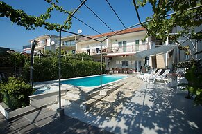 Beachfront Holiday Home With Pool Mami