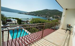 Beachfront Holiday Home With Pool Mami