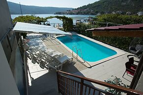 Beachfront Holiday Home With Pool Mami