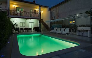 Beachfront Holiday Home With Pool Mami