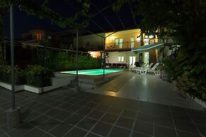 Beachfront Holiday Home With Pool Mami