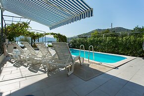 Beachfront Holiday Home With Pool Mami