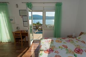 Beachfront Holiday Home With Pool Mami