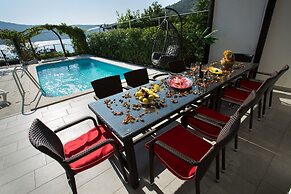 Beachfront Holiday Home With Pool Mami