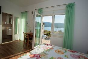 Beachfront Holiday Home With Pool Mami