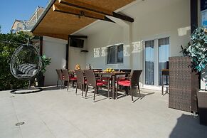 Beachfront Holiday Home With Pool Mami
