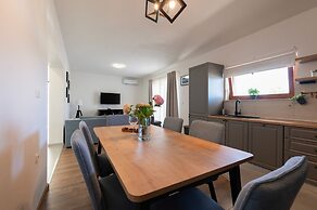 Seafront Apartment Elona