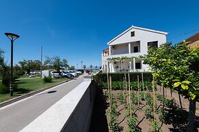 Seafront Apartment Elona
