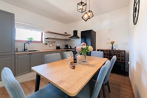 Seafront Apartment Elona