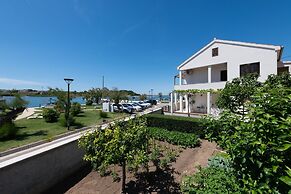 Seafront Apartment Elona