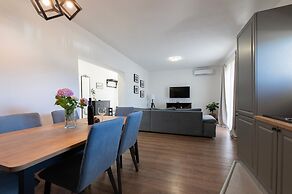 Seafront Apartment Elona