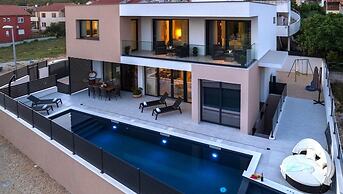 Villa Santa With Heated Pool