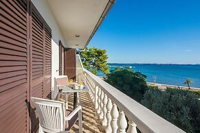 Beachfront Apartment Liveri 4