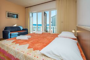 Beachfront Apartment Liveri 4