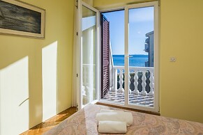 Beachfront Apartment Liveri 4