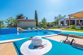 Beachfront Villa Promenada