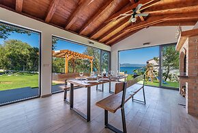 Beachfront Villa Promenada