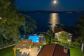 Beachfront Villa Promenada