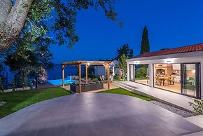 Beachfront Villa Promenada