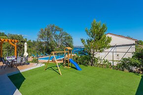 Beachfront Villa Promenada
