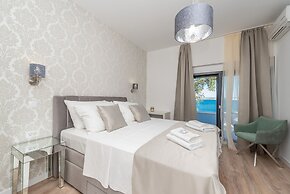 Beachfront Villa Promenada