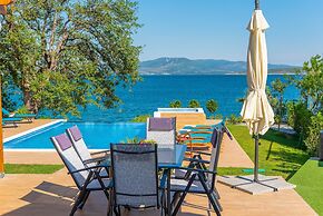 Beachfront Villa Promenada