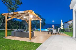 Beachfront Villa Promenada