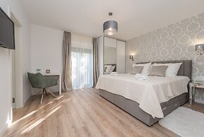 Beachfront Villa Promenada
