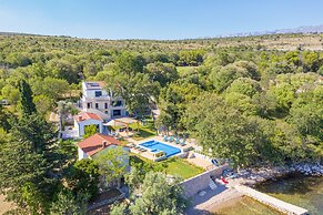 Beachfront Villa Promenada