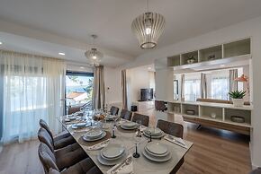 Beachfront Villa Promenada