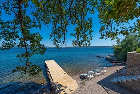 Beachfront Villa Promenada